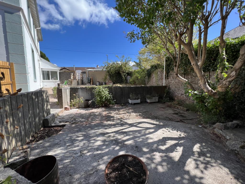 Lot: 77 - FREEHOLD BARN AND GARDENS WITH POTENTIAL -